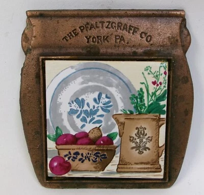 Remache en forma de vajilla de metal y azulejos arte popular Pfaltzgraff Yorktowne Foto 1 de 3