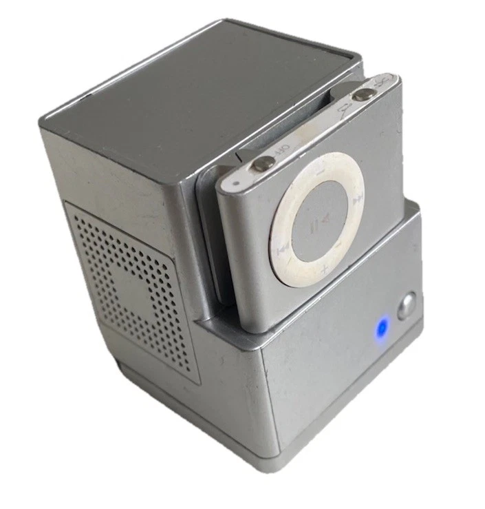 IPOD SHUFFLE 2nd Generation A1204 Silver & Docking Speaker Chargr *IPOD FAULTY* - Image 1 of 4