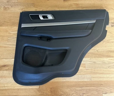 Bonito panel interior de la puerta trasera del pasajero derecho Ford Explorer 2016-2019 negro Foto 1 de 4