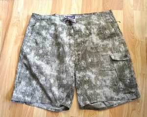 Patagonia Men’s Board Shorts Size 42 Green-tan color with zippered pockets EUC - Picture 1 of 8