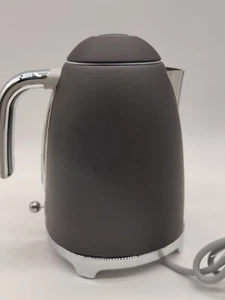 Smeg KLF03BLMEU Wasserkocher Mattschwarz 1,7 Liter - Buchstaben fehlen - Bild 1 von 6
