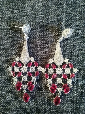 Elegantes pendientes colgantes perforados con rubíes de imitación y piedras de vidrio transparente sin marca Foto 1 de 4