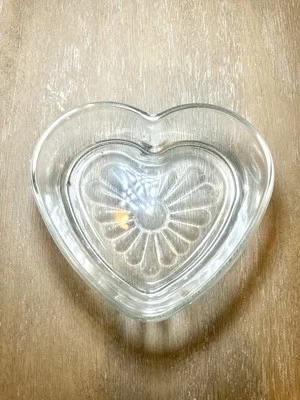 重型玻璃心形碗糖果/饰品盘 — 第 1/4 张图片