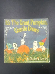 It’s The Great Pumpkin Charlie Brown Paperback Book 1969 First Printing (M25) - Picture 1 of 13
