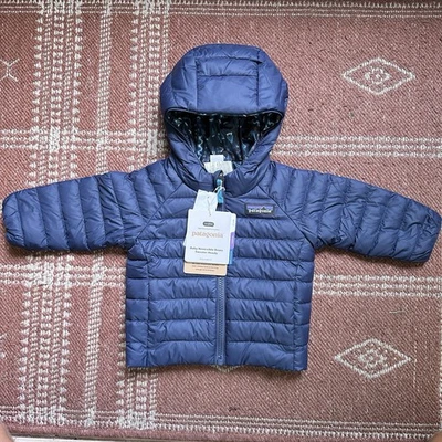 Nuevo Patagonia Bebé Reversible Plumón Suéter con Capucha 3-6 Meses Madera Piscina de Marea Azul Foto 1 de 4