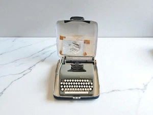 Smith Corona Silent Super Typewriter with Case W/Key Green & Black/White Ribbon - Picture 1 of 7