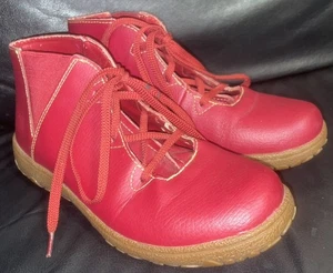 BOTAS DE CUERO SINTÉTICO ROJO RUBÍ TALLA UK 6 PARA DAMA CON CORDONES ALGODÓN COMERCIANTES - Imagen 1 de 9