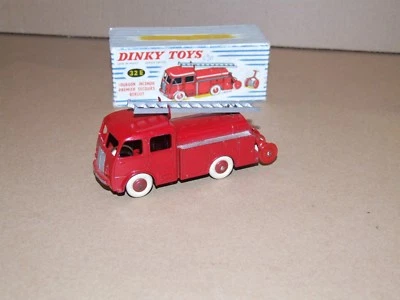 Французская пожарная машина Dinky 32e Berliet First Response - Изображение 1 из 4