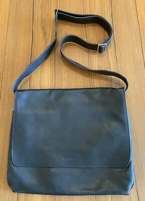 Bolsa carteiro COLE HAAN preta com aba de couro grande - alça ajustável - corpo transversal - Imagem 1 de 4