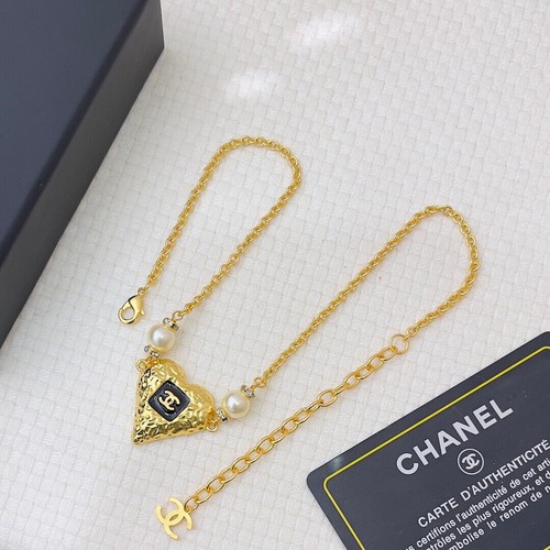 Collana di perle CCS a forma di cuore stile medievale con ferramenta oro Chanel 24C