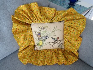Sweet Vintage Raised Birds Embroidered Leaves Stem Flowers Ruffles Small Flowers - Picture 1 of 11