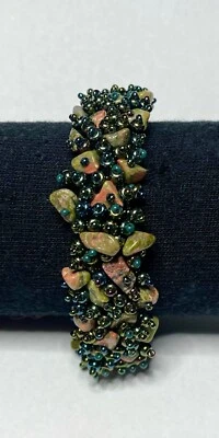 Pulsera de cuentas de semillas de vidrio iridiscente y piedra astillada de ágata verde naranja marrón Foto 1 de 4