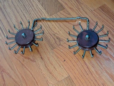 Organizador de soporte para armario doble giratorio de madera y latón 30 correas de lazo Foto 1 de 4