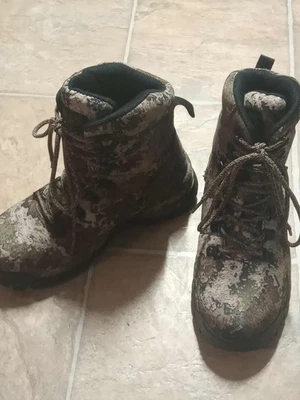 Botas de caza camufladas impermeables aisladas pelirrojas para niños. Foto 1 de 4