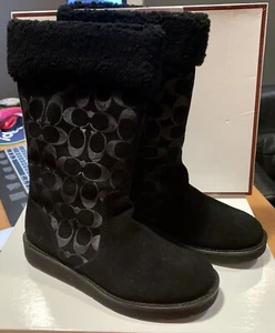 Bota de invierno Coach talla 7,5 negra firma gamuza en relieve piel - Imagen 1 de 11