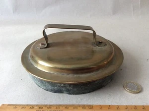 BUON ANTICO COPERCHIO PER CASSERUOLA IN OTTONE. MANICO CINGHIA RIVETTATA. - Foto 1 di 5