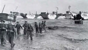 6x4 Gloss Photo ww710 Normandy D-Day Gold Beach Landing Craft Tanks - Picture 1 of 1