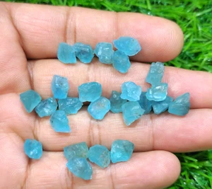Ausgewählter himmelblauer Apatit grob 24 Stck. 8-10 mm lose Edelsteine für Schmuckherstellung - Bild 1 von 5