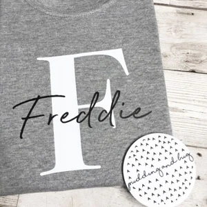 Personalisiertes T-Shirt Initiale Kinder Kids Oberteil beliebiger Name Unisex Geschenk - Bild 1 von 4
