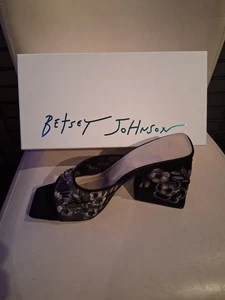 Betsey Johnson Women's Roo Heeled Sandal Black/Silver 9.5 New In Box - Picture 1 of 13