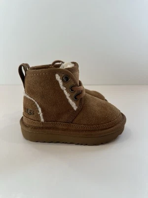 Nuevas botas chukka UGG Neumel con cordones para niños pequeños tostados talla 6 Foto 1 de 4