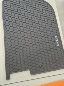 Gummimatten (Original Kia) Stonic MY22 Code H8131ADE51RE - Bild 1 von 2