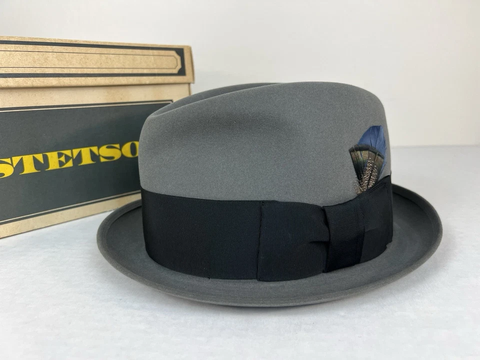 Chapéu social masculino vintage década de 1960 Stetson cinza feltro com fita caixa de penas couro  - Imagem 1 de 4