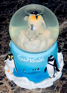 Globo de brillo de agua SeaWorld Penguin Family de colección 4 pulgadas de alto - Imagen 1 de 4