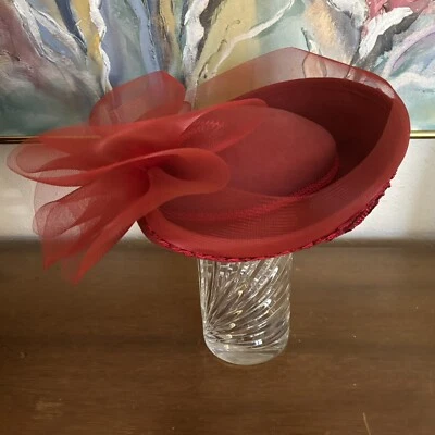 De Colección Sombrero de Lana Rojo Fieltro Tul Lentejuelas Iglesia Dama Derby Ala Enrollada Foto 1 de 4