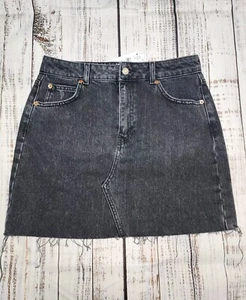Topshop 5 Taschen Mini Jeans Rock Damen Größe 8 roher Saum schwarz Denim Neu mit Etikett - Bild 1 von 8