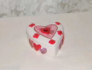 K's Collection Heart Trinket / Keepsake Box w/ Hearts & Flowers - Porcelain - Picture 1 of 6