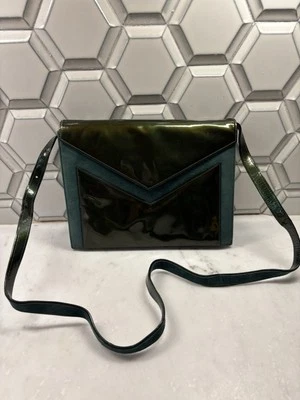 Cartera Bruno Magli verde azulado gamuza y charol con diseño de sobre Foto 1 de 4