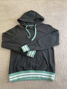 Sudadera con capucha Zine Pullover para mujer talla mediana. Color Gris y Verde Peso Ligero. Usado en Excelente Condición - Imagen 1 de 12