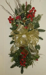 NATALE SWAG/CORONA PORTA APPENDERE BACCHE FESTIVE FESTIVE VERDE ARTIFICIALE FIOCCO ORO - Foto 1 di 2