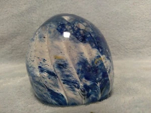 Kunst Glaskugel Briefbeschwerer blau weiß Wirbel Ozeanwelle klein - Bild 1 von 9