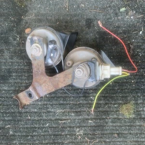 2004 MITSUBISHI SHOGUN PININ 3-5DR FRONT HORNS PAIR On FRAME. - Picture 1 of 3