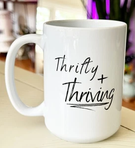 Taza de café Thrifty + Thriving de cerámica blanca | Taza de cotización motivacional - Imagen 1 de 4