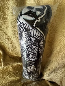 Neu mit Etikett schwarz/weiß Liquorbrand Tattoo Mann Nackenstützkissen 17" x 4" Rockabilly Punk - Bild 1 von 4