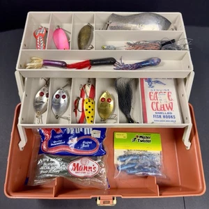 Plano Model 5520 - Vintage Fishing Tackle Box W/ Lures, Rigs, Jigs And Spoons - Picture 1 of 22