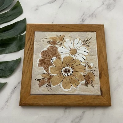 Azulejo de remache vintage años 80 hecho en Italia marco de madera marrón crema decoración floral Foto 1 de 2