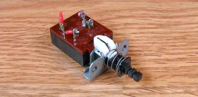 INTERRUTTORE ALIMENTAZIONE PER ICOM IC-735 (745 751 751A 761 765 781 271H 970H R9000) - Immagine 1 di 1