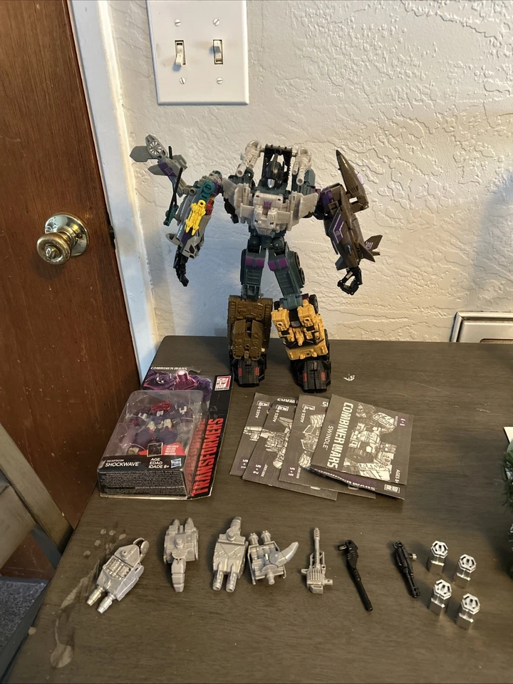 Hasbro Transformers Combiner Wars Combaticons Bruticus con onda de choque Foto 1 de 4