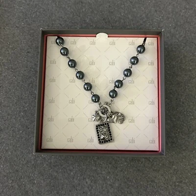 Collar de perlas negras Cabi Heritage tono plata dijes palanca estrás 20" 2140 Foto 1 de 4