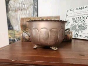 Latón pequeño vintage de 3 patas (?) Maceta con asas y bordes festoneados - Imagen 1 de 9