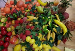 Vintage ENORME lotto plastica frutta e verdura finte decorazioni oltre 200 pezzi. - Foto 1 di 20