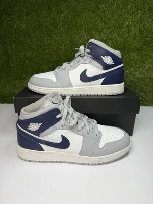 Tênis Air Jordan 1 Mid Wolf cinza meia-noite azul marinho tamanho 7y GS 2024 DQ8423-104 - Imagem 1 de 4
