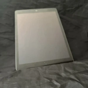 Apple iPad 9 Generation Model A2602 For Parts Or Repair. Read Description - Afbeelding 1 van 3