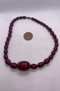 COLLANA FILO DI PERLE STILE OLIVA BACHELITE AMBRA CILIEGIA 39G VINTAGE ROSSO - Foto 1 di 11