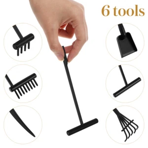 Kit 6 Pezzi Decorazione Scrivania Zen Giardino Rastrello Sabbia Set Piccoli Attrezzi per Spinning - Foto 1 di 12