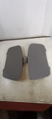 Capas de acesso à lanterna traseira (OEM) 2003 - 2005 Toyota Matrix Pontiac Vibe cinza - Imagem 1 de 4